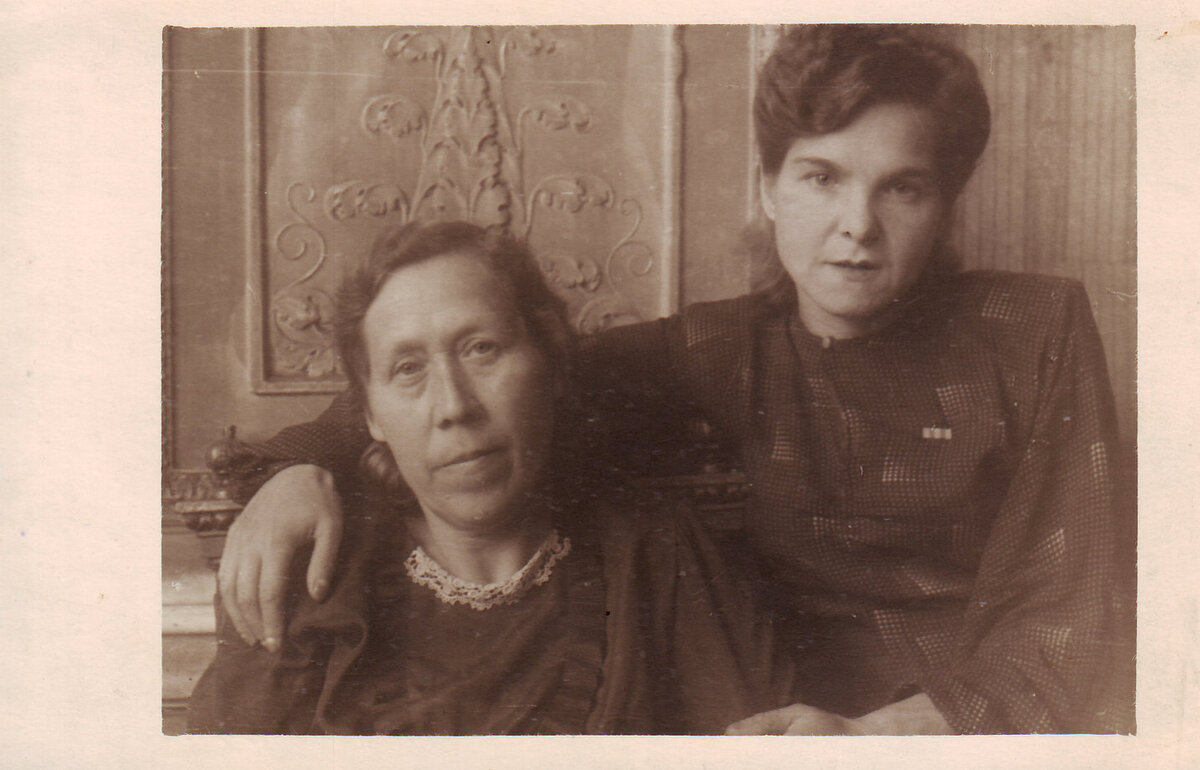 Акулина Ивановна Шелепова с соседкой Валерией Кузьминичной Полонской у окна в бывшем зале. Виден декоративный элемент - пальмета (растительный оранмент в виде веерообразного листа). 1947. Из личного архива внучки А.И. Шелеповой Любови Анатольевны Люкшиной