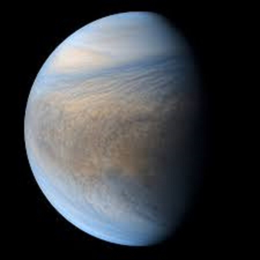 Венера - вторая планета Солнечной системы по расстоянию от Солнца.   Это третье самое яркое тело, видимое на небе, после Солнца и Луны.-2