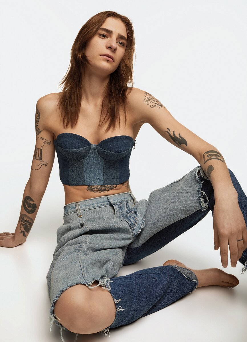 В 2018 году команда Ksenia Schnaider получила специальную премию Sustainable Fashion на церемонии Best Fashion Awards за свои пальто и шубы, а также хиты продаж — Demi-Denims, сшитые из винтажного денима. Это Украинский бренд.