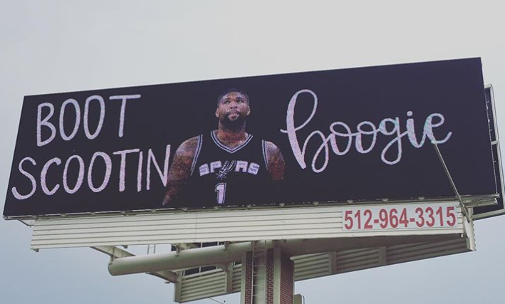 Билборд был установлен после появления в СМИ новости о том, что защитник «Сперс» Демар Дерозан связывался с Казинсом, чтобы обсудить возможное объединение. 