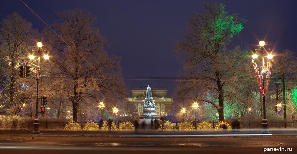  
Екатерина II, собственно «Катькин сад» (она же площадь Островского), Александринский театр и остатки новогодней роскоши. 