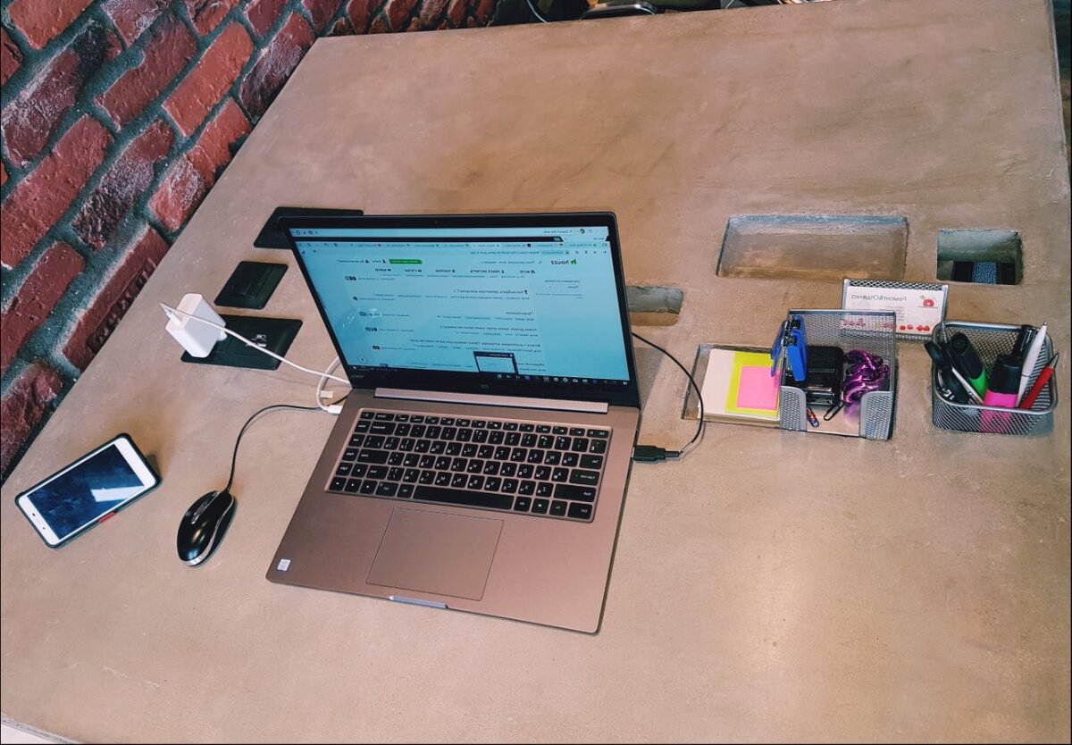 Офисный рабочий стол из бетона