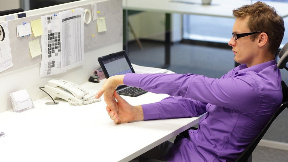 Люди в офисе. Офисный сотрудник. Был ли сотрудник на рабочем месте. Офис с сотрудниками. Был ли сотрудник на рабочем месте.