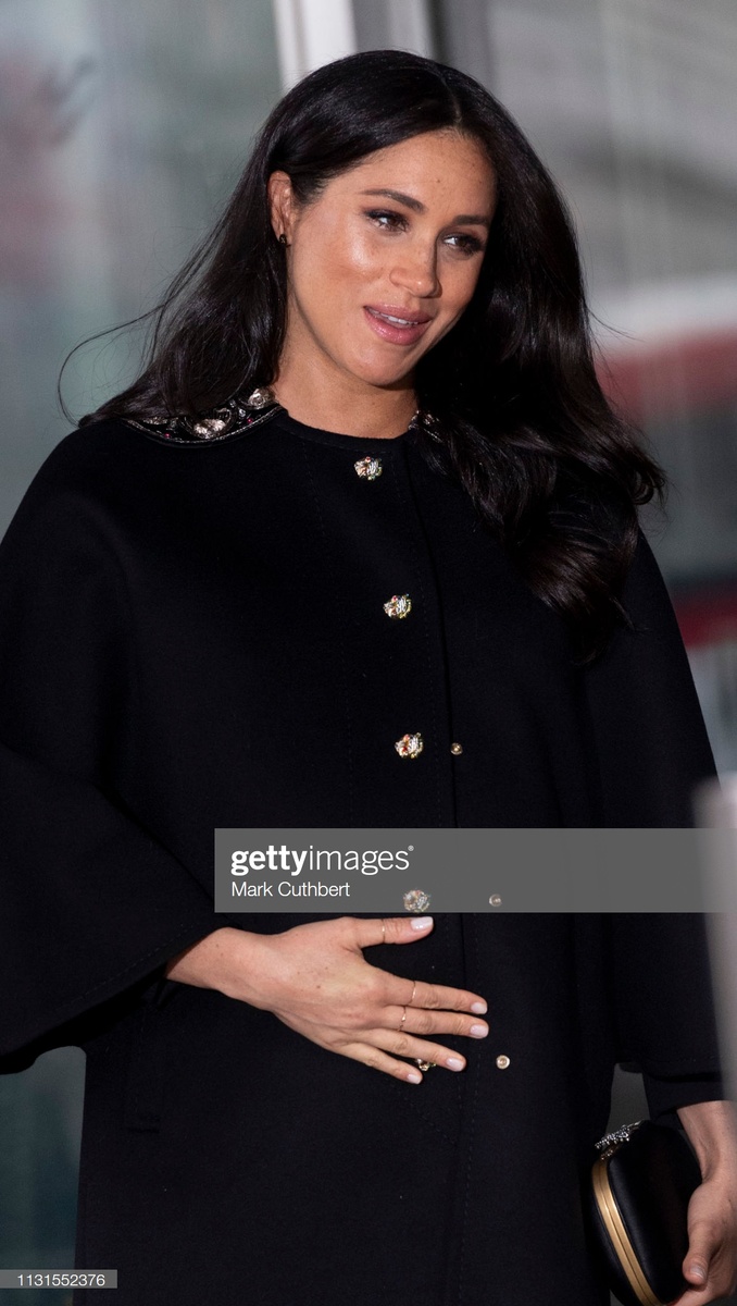 Частная жизнь она или есть или нет её. А то получается какой-то избирательный самопиар, когда через Vogue можно давать о себе знать, а в других случаях прятаться. На фото - Меган Маркл. 