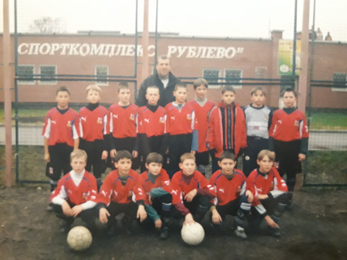 Александр Греков со своими воспитанниками. Алексей Сутормин в центре  в верхнем ряду. Фото из архива Александра Грекова.