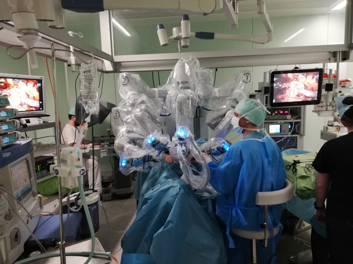 Идет робот-ассистированная радикальная простатэктомия – операция по удалению предстательной железы по поводу рака. За последний год в Мариинской больнице (Санкт-Петербург) мы выполнили 200 высоко-технологичных вмешательств на роботе.