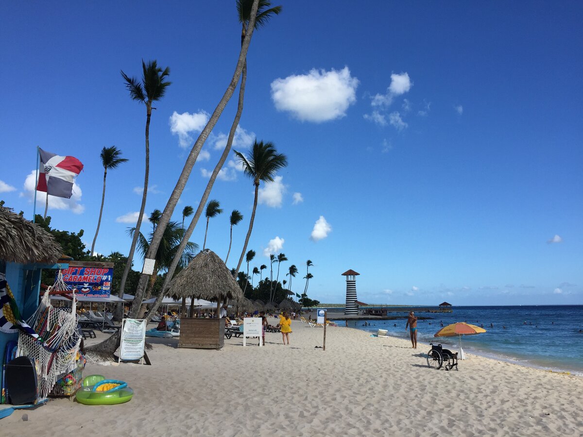 Обратите внимание на инвалидную коляску на пляже, меня порадовало, что там нет барьеров для людей, с ограниченными возможностями