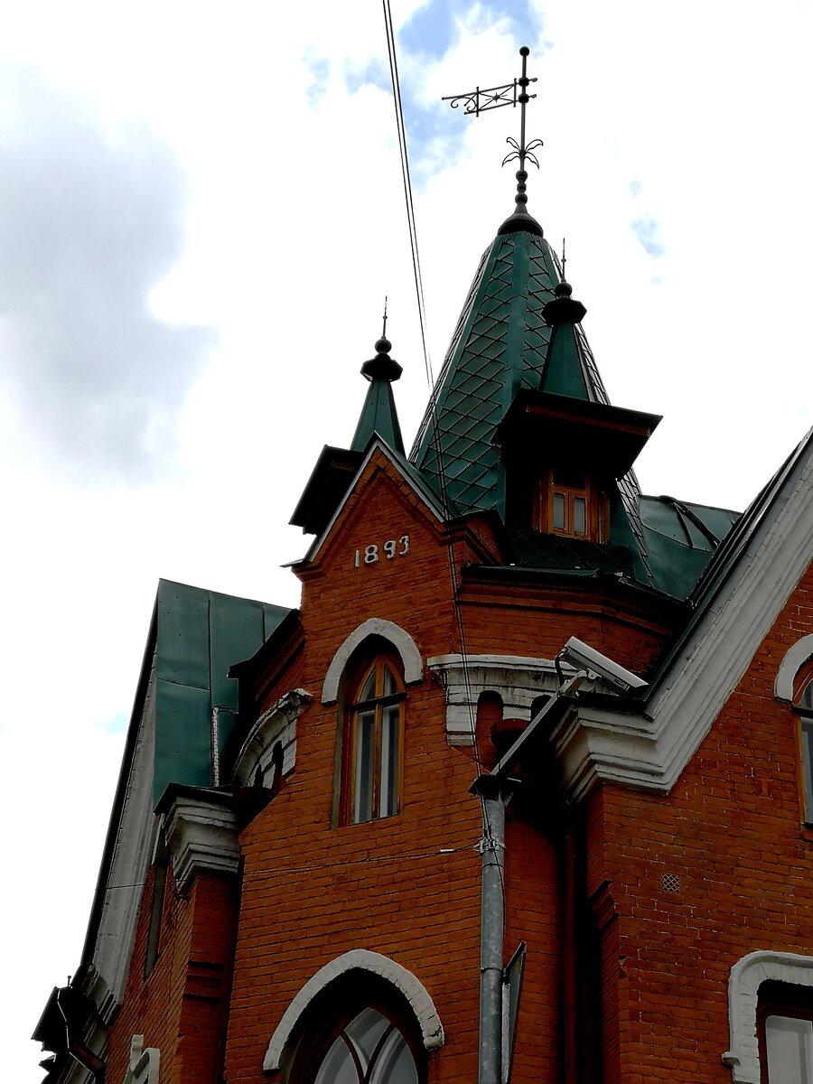 На башне указан год постройки