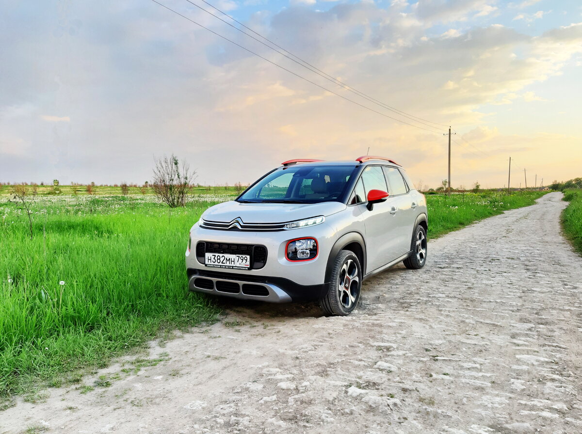 Citroen C3 Aircross в комплектациия Shine. Под капотом бензиновый 1.2 Turbo 110 л.с. и 6-ступенчатая автоматическая коробка передач.