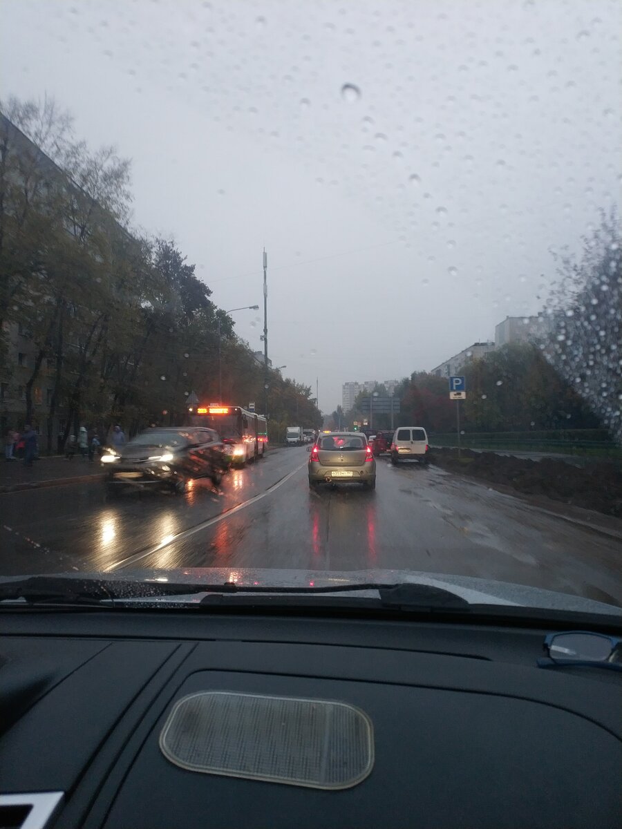 Немного затормозила, видна побка на встречке, а мы замену бордюров проскочили