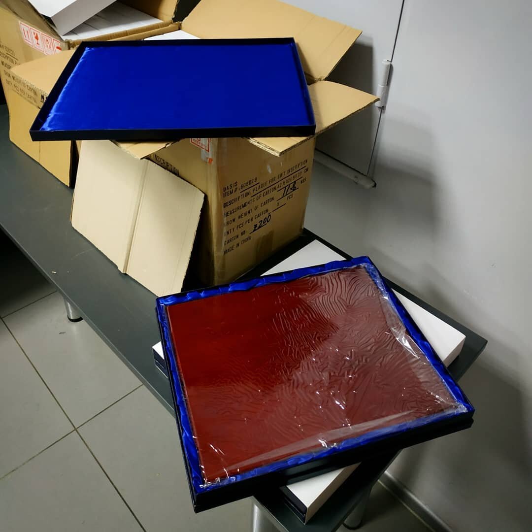 Оптовые поставки плакеток и наград из дерева под заказ