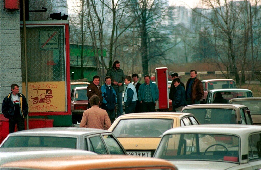 Регулярно в комментариях пишут, что бензин при СССР был безумно дешёв.  Врать не буду, я помню только по 40 копеек и за ним надо было стоять в очереди, так как на всех не хватало.-2