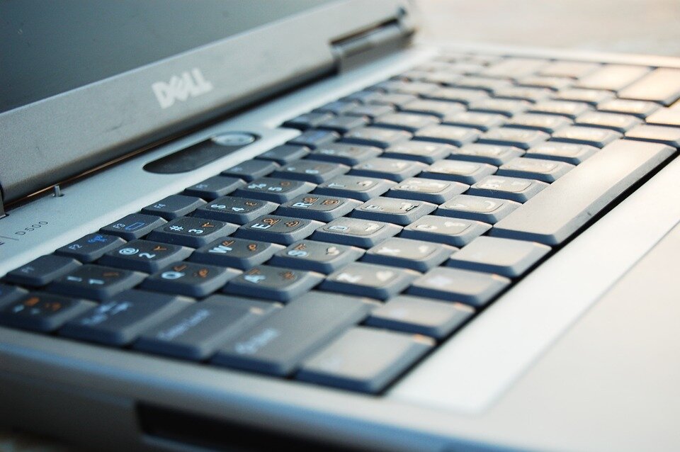 https://pixabay.com/ru/photos/dell-%D0%BD%D0%BE%D1%83%D1%82%D0%B1%D1%83%D0%BA-%D0%BA%D0%BB%D0%B0%D0%B2%D0%B8%D0%B0%D1%82%D1%83%D1%80%D1%8B-%D0%B1%D0%B0%D0%B3%D0%B4%D0%B0%D0%B4-2144351/