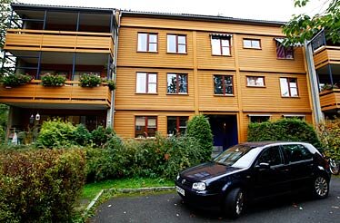 1979
Родители Андерса живут раздельно. Затем они были женаты около года. Андерс опять останется без отца со своей матерью и шестилетней сестрой, в этом жилищном кооперативе на Недре Силькестра на Скойене.