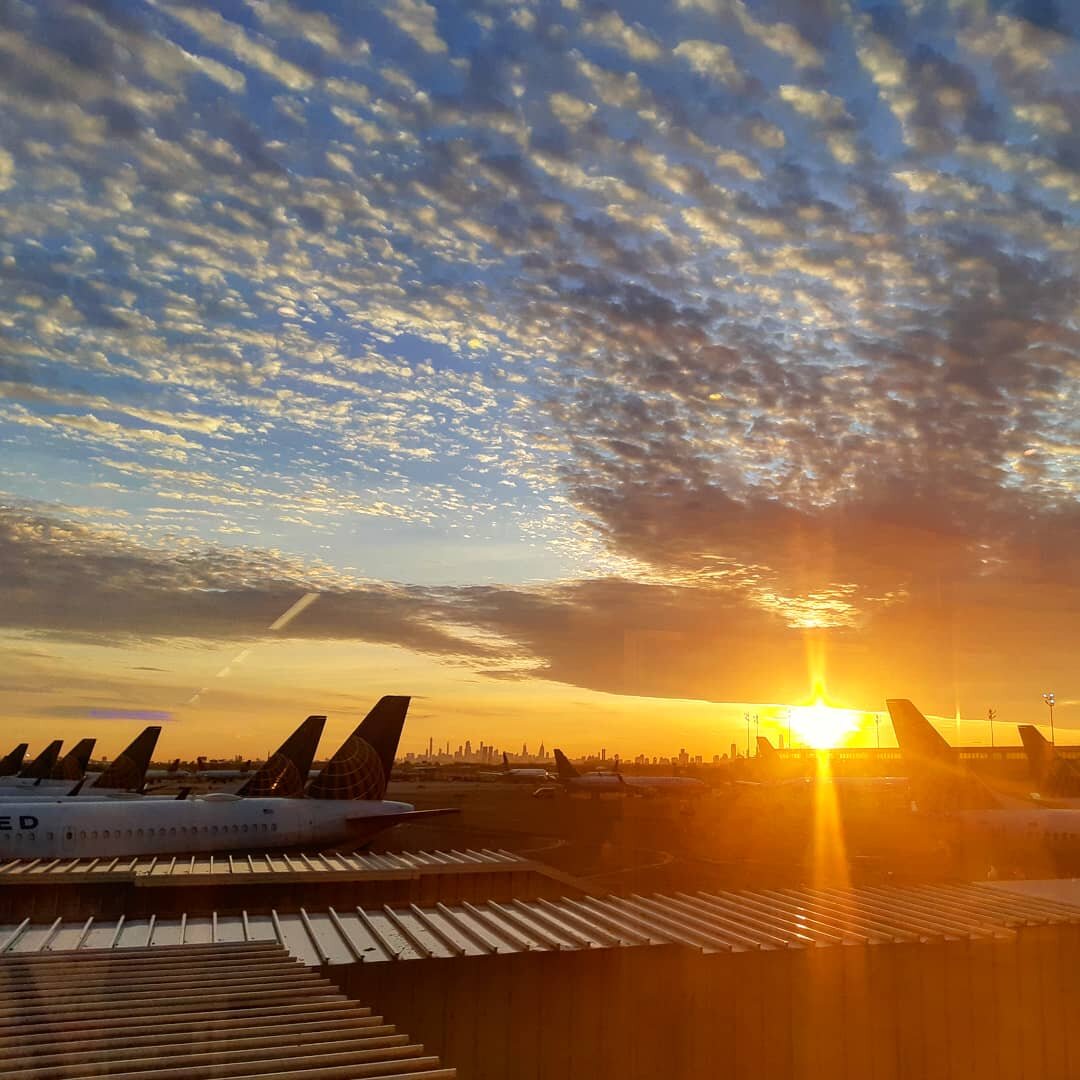 Рассвет в аэропорту Нью-Йорк Либерти (EWR), сентябрь 2019 г.