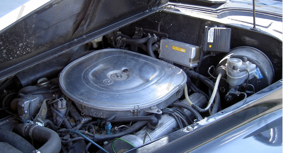 (вот так смотрится новый мотор от Мерседеса W126)