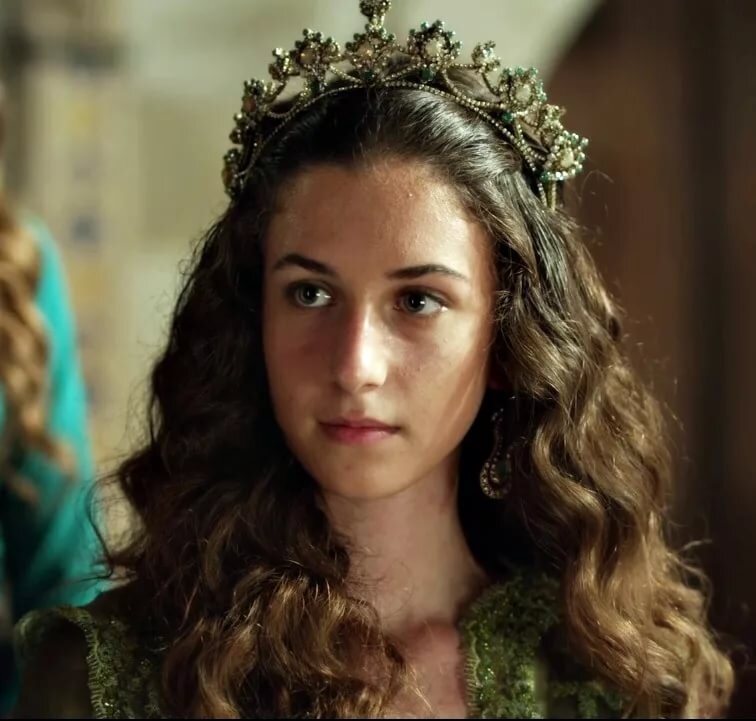 Такой, вполне симпатичной была Эсмехан в сериале "Великолепный век"