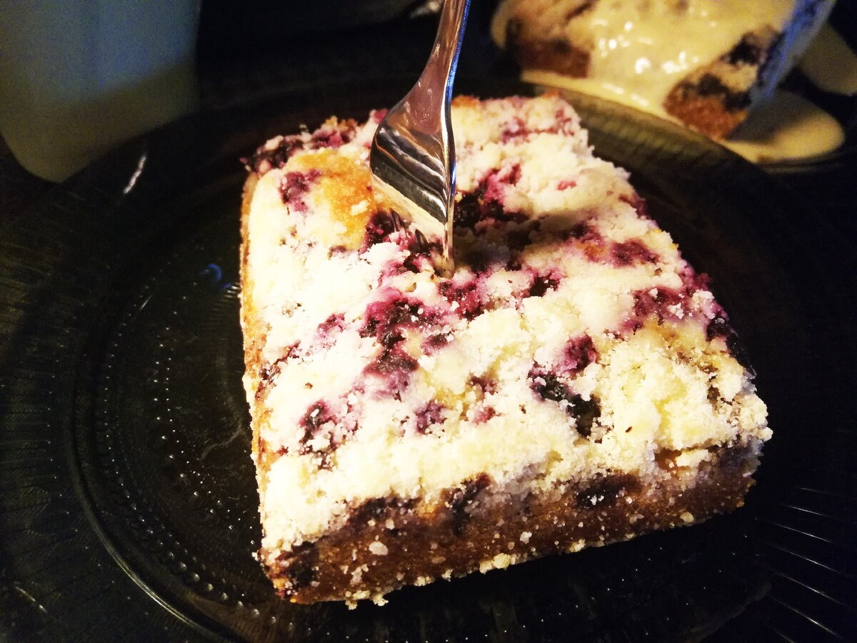 Черничный пирог - 4 евро. Но вкусный! Но 4 евро)