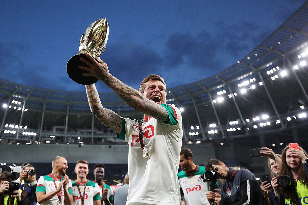 Федя держит "медаль АПЛ", хах шучу - это кубок России