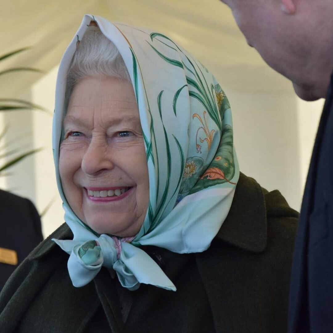 Королева елизавета 2 в платке