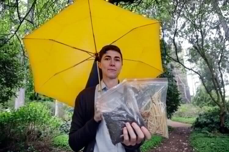 На фото Катрина Спейд из компании Recompose. У нее в руках компост из коровы (пакет слева) и материалы, используемые в процессе — солома, щепа и люцерна (пакет справа)