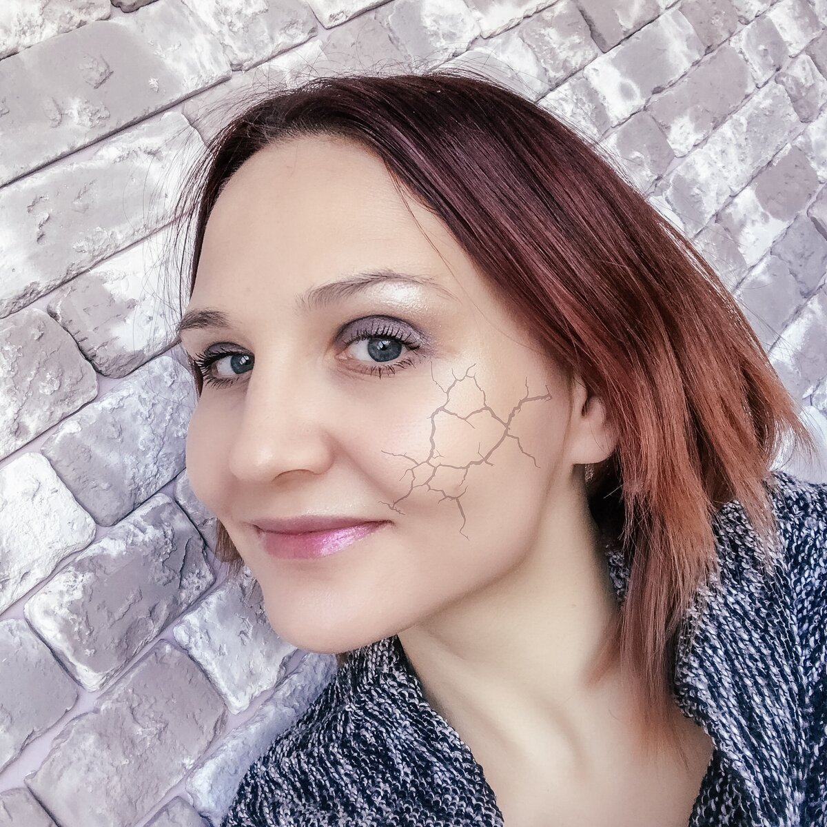 При обезвоживании кожа начинает шелушится, трескаться, возникает сетка морщин.