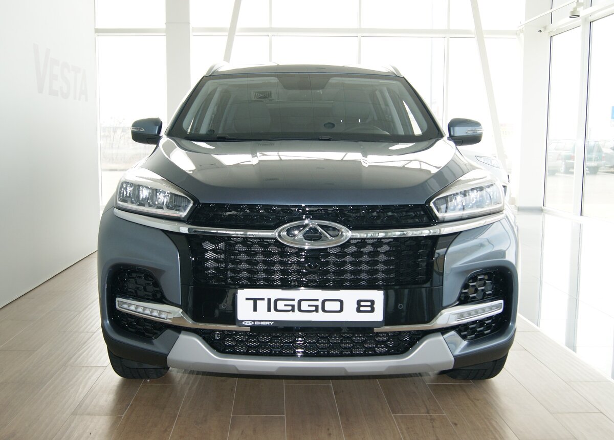 Вид спереди Chery Tiggo 8.