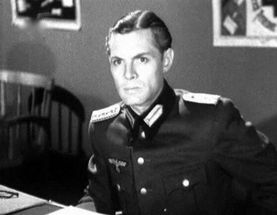 В фильме "Подвиг разведчика"