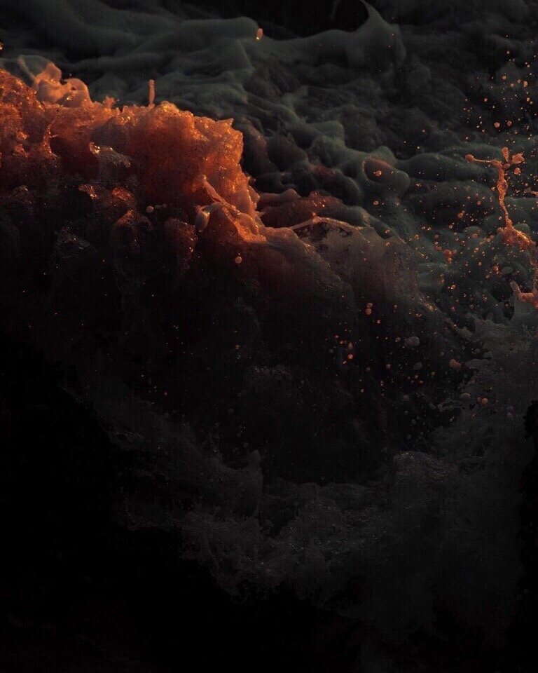 Люди хотят видеть и слышать воду, с самого рождения. И люди (многие) платят большие деньги, чтобы видеть и слыщать воду. “С видом на море/океан” — пожалуй, самая дорогостоящая фраза — на любом языке мира.Тело человека в целом имеет почти такую же плотность, как вода, что позволяет нам плавать. И, что самое интересное, по своему минеральному составу, вода в клетках человеческого организма сравнима с морской.
Так что, когда мы стремимся отдохнуть на море, это практически “возвращение к истокам”.
Возможно, именно в этом состоит секрет жителей островных государств или стран с длинной береговой линией, многие из которых даже при низком уровне жизни, из года в год лидируют в Международном индексе счастья.