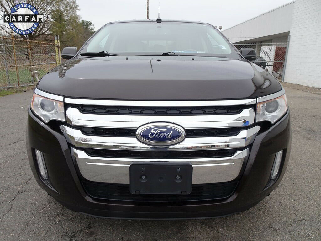 Один из Фордов на аукционе, листай дальше.