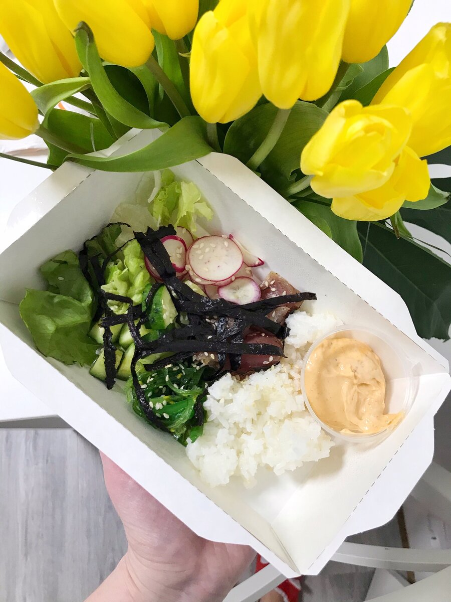 Поке с тунцом и ореховым соусом