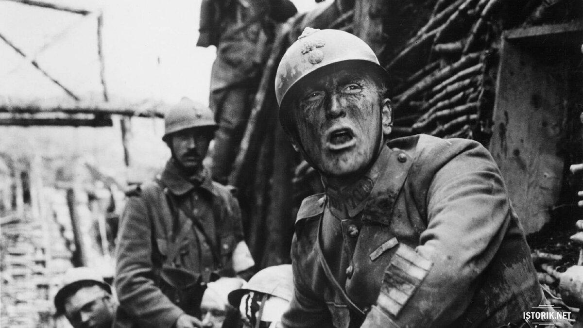 На западном фронте очередное наступление французов заканчивается неудачей и честолюбивый дивизионный генерал Миро, не желающий слышать слово “поражение”, отдает приказ судить троих произвольно выбранных солдат за трусость, чтобы другим было неповадно отступать. Троице бедолаг грозит расстрел, хотя никого из бойцов нельзя называть трусом. Просто так сложились обстоятельства.