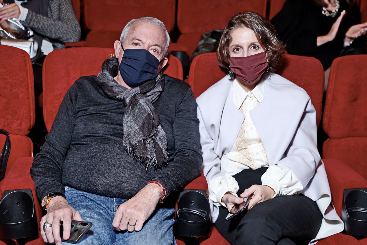 Андрей Макаревич и Эйнат в кинозале.