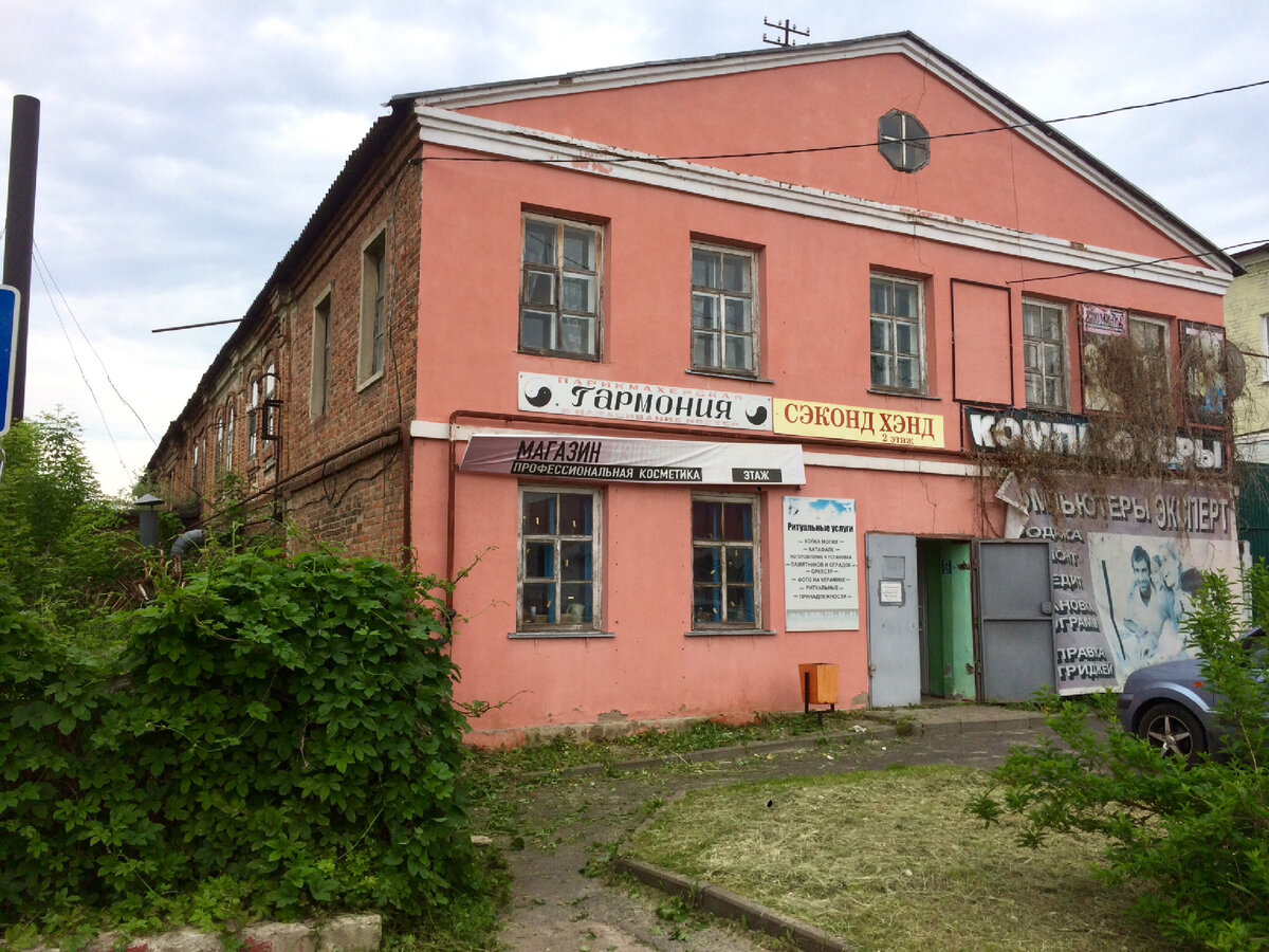 Это фасад ещё ничего, а вы бы вовнутрь зашли!..