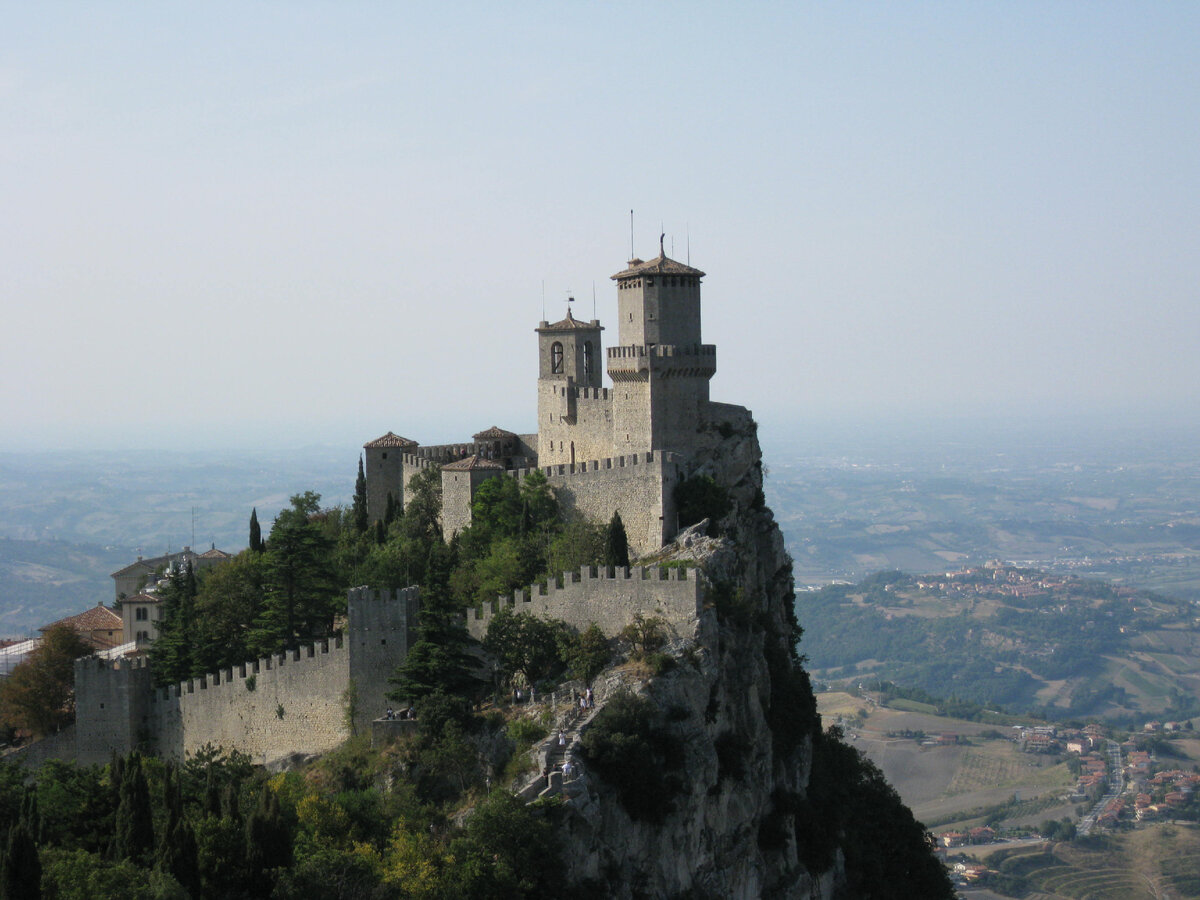 Сан-Марино - карликовое государство в Южной Европе. Расположено в северо-восточной части Аппенинского полуострова в 10 км от Римини и со всех сторон окружено Италией. 