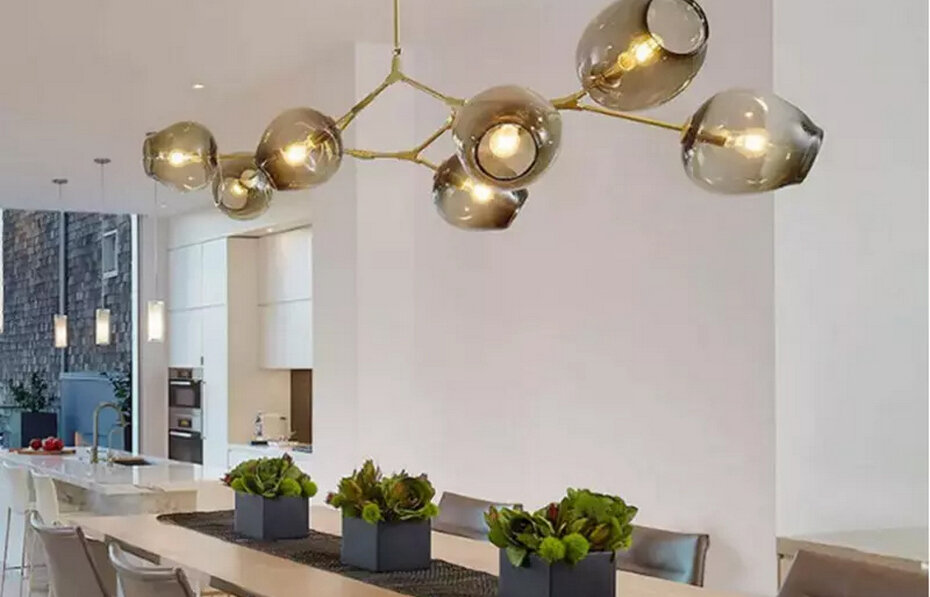 Низкий светильник в обеденной зоне кухни