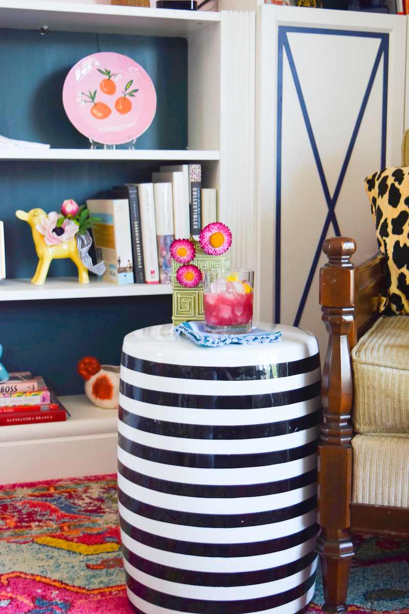 Полосатый табурет, который служит приставным столиком, является недавним дополнением к гостиной. 