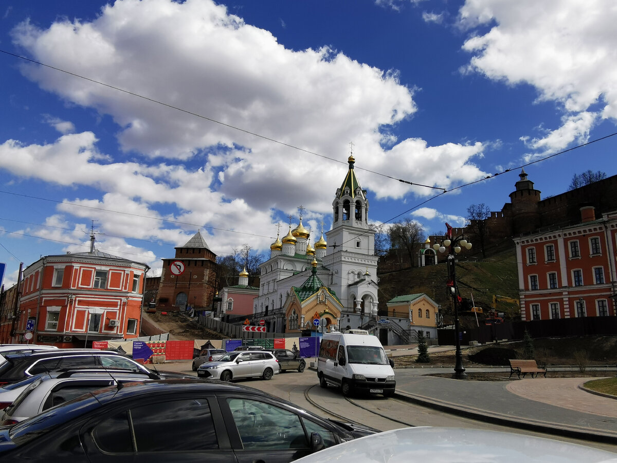 Площадь Народного Единства. На фото: стены и башни кремля, церковь Рождества Иоанна Предтечи
