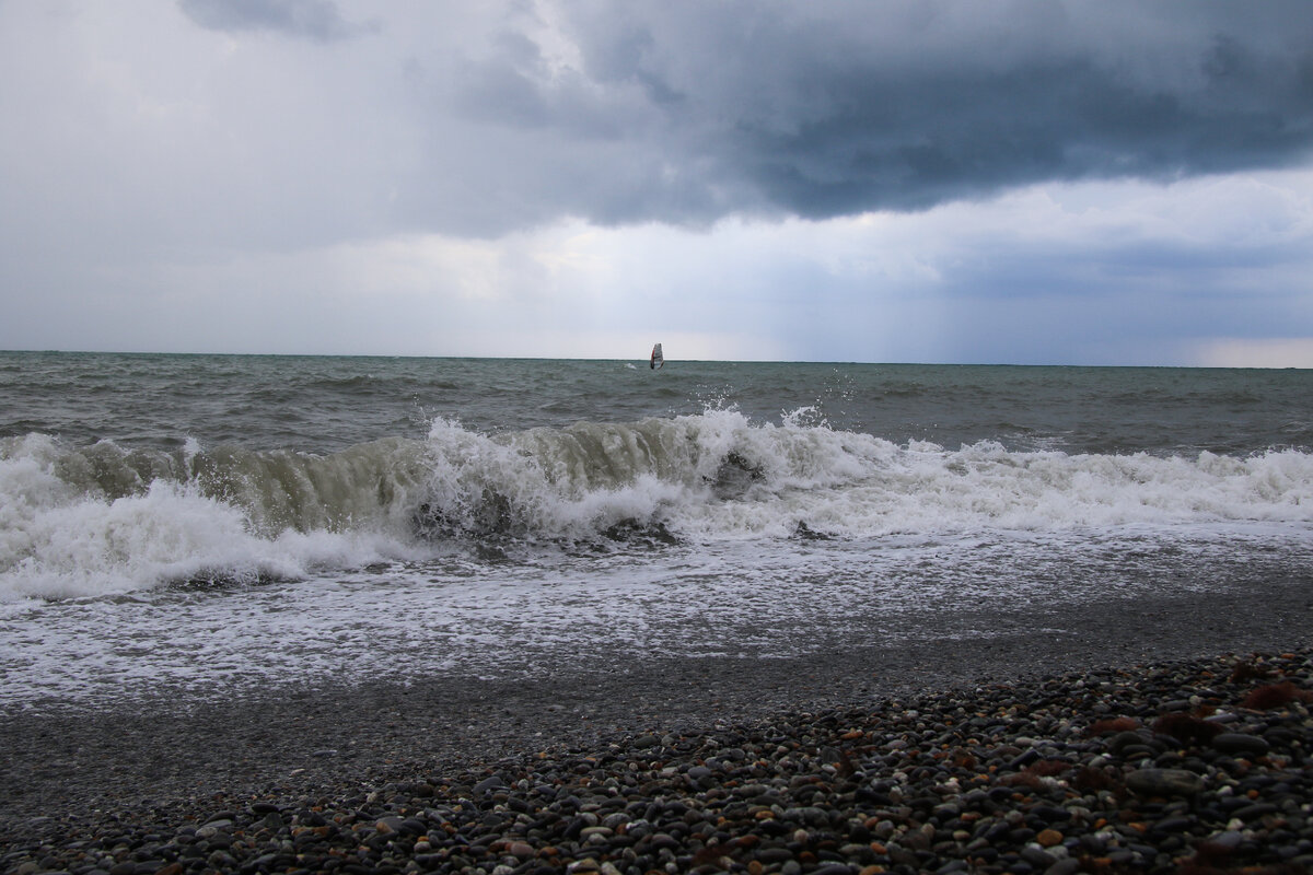 Чаще всего летом, конечно, ездим с друзьями на море, но мы не против выбираться и в другие регионы.  В прошлом году погода подкачало и море почти все время штормило, а в этом еще нельзя купаться. Фото автора. 