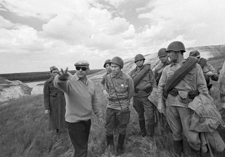 Сергей Бондарчук и исполнитель роли Лопахина Василий Шукшин на съемках фильма «Они сражались за Родину». Фото А.Ковтуна. СССР. 1974 г.