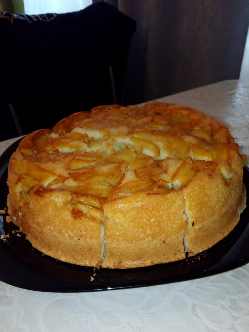 Шарлотка с яблоками домашняя