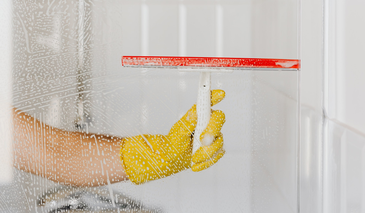 С помощью скребка легко убирать лишнюю влагу со стекла