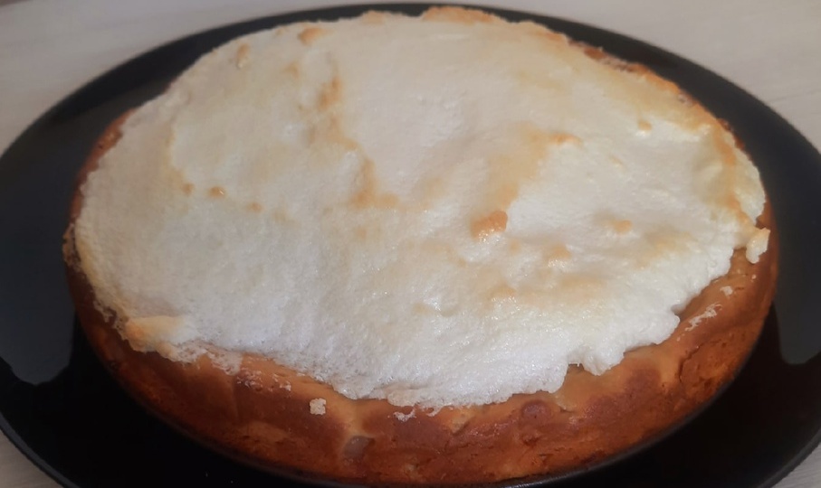 Шарлотка с меренгой. Необычный вариант привычного пирога.