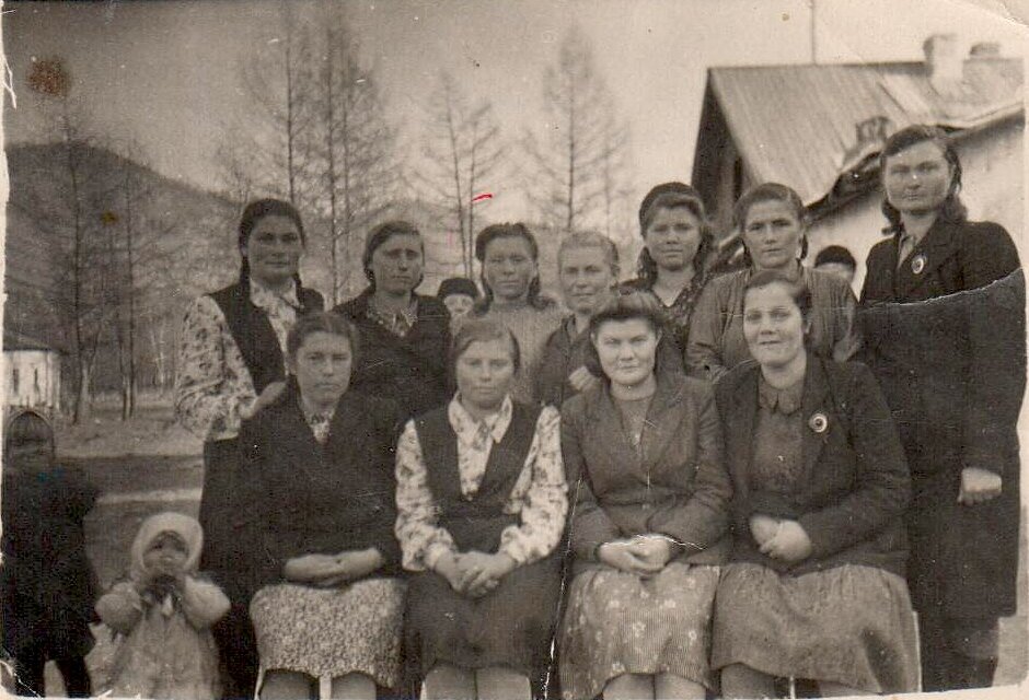 Доярки совхоза №1 в Бурятии, 1945 год. Ольга Кнауб вторая справа