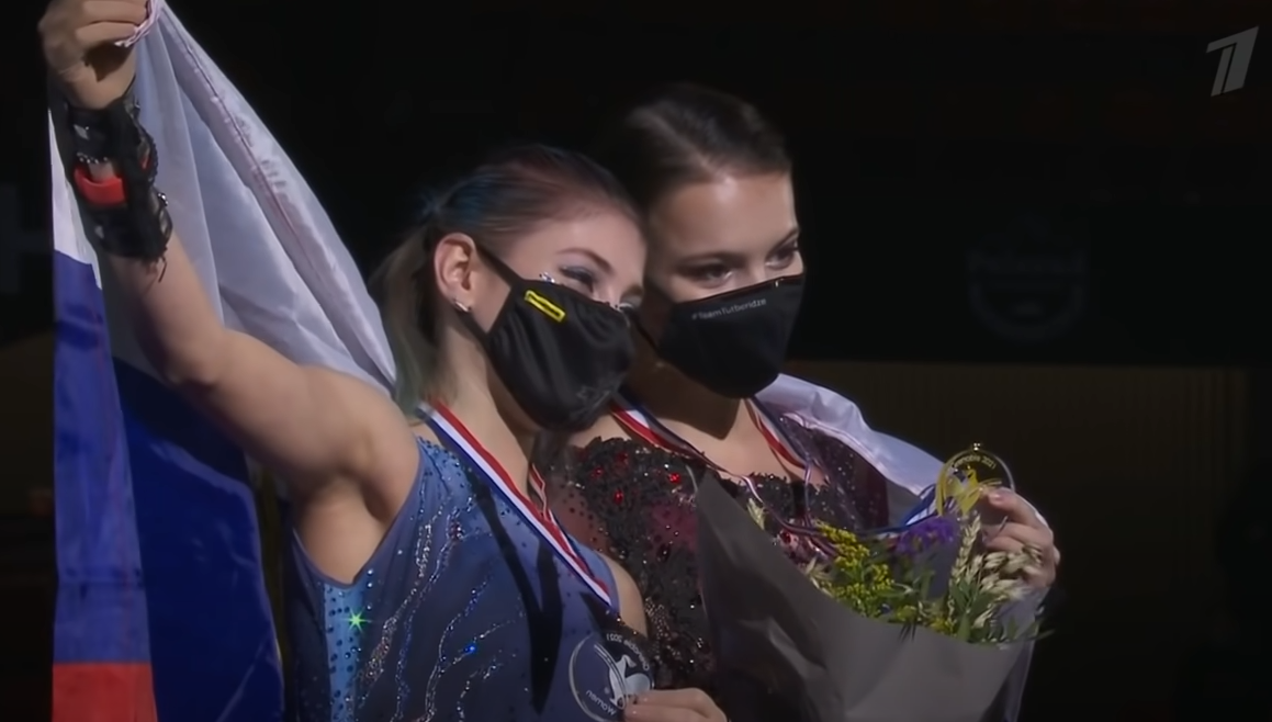 Алена Косторная и Анна Щербакова. Церемония награждения на Гран-при в Гренобле. 