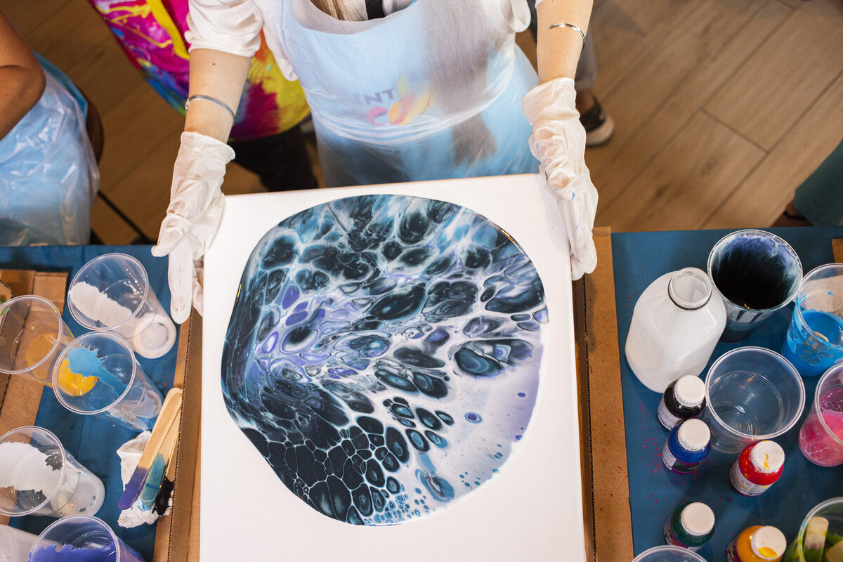 Так выглядит картина в технике флюид-арт. Благодаря разводам краски у каждого гостя мастер-класса получится уникальное произведение искусства
