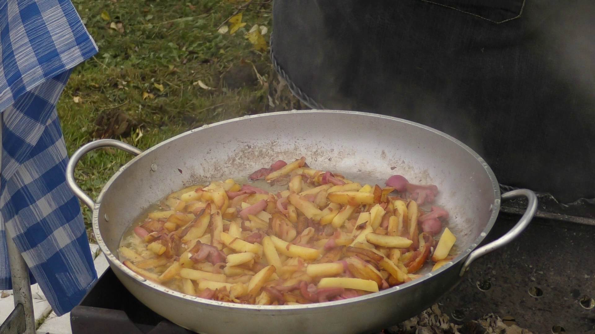 Сыроежки, жареные с луком в сметане