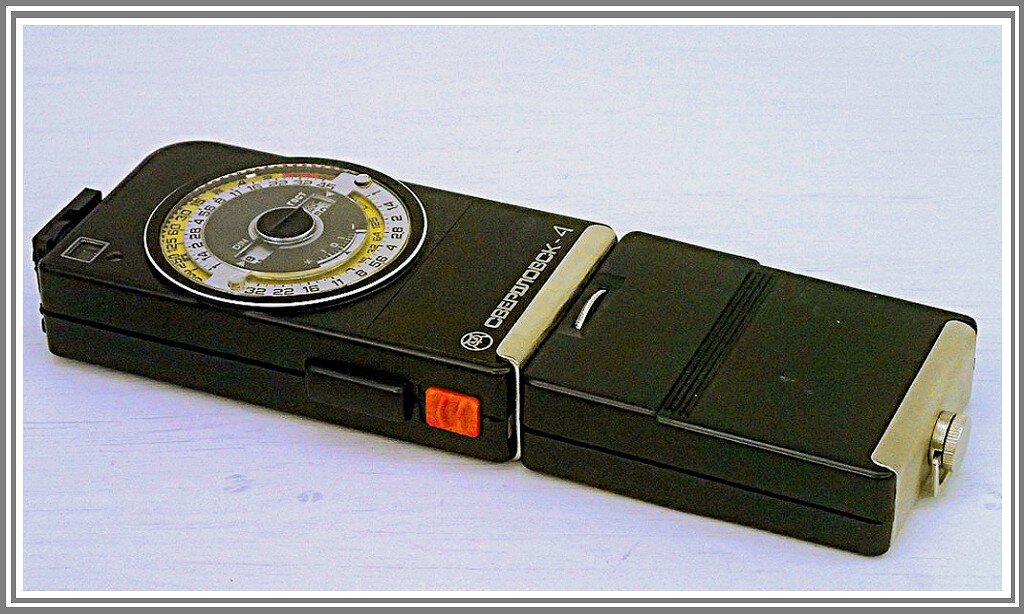 Советский фотоэкспонометр «Свердловск 4» с дополнительным отсеком под батарейки.