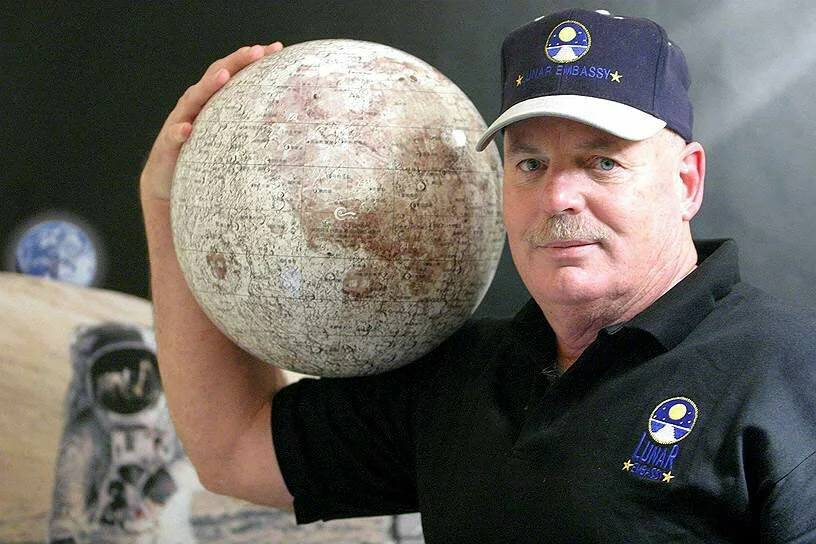 Хозяин Луны. Американец Денис Хоуп в 80-х годах прошлого века объявил себя владельцем Вселенной. Он приватизировал планеты, создал «Лунное посольство» и стал продавать иноземные площади. Источник фото: https://vtop21.ru/finansy.html