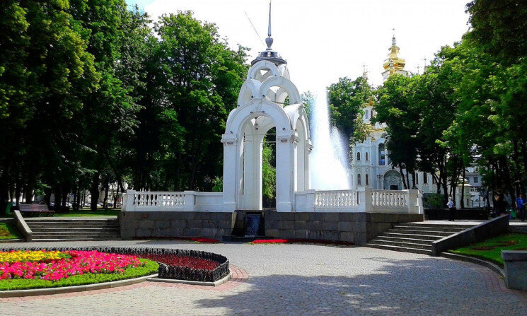 Так называемая «Зеркальная струя» возле Оперного театра, город Харьков.